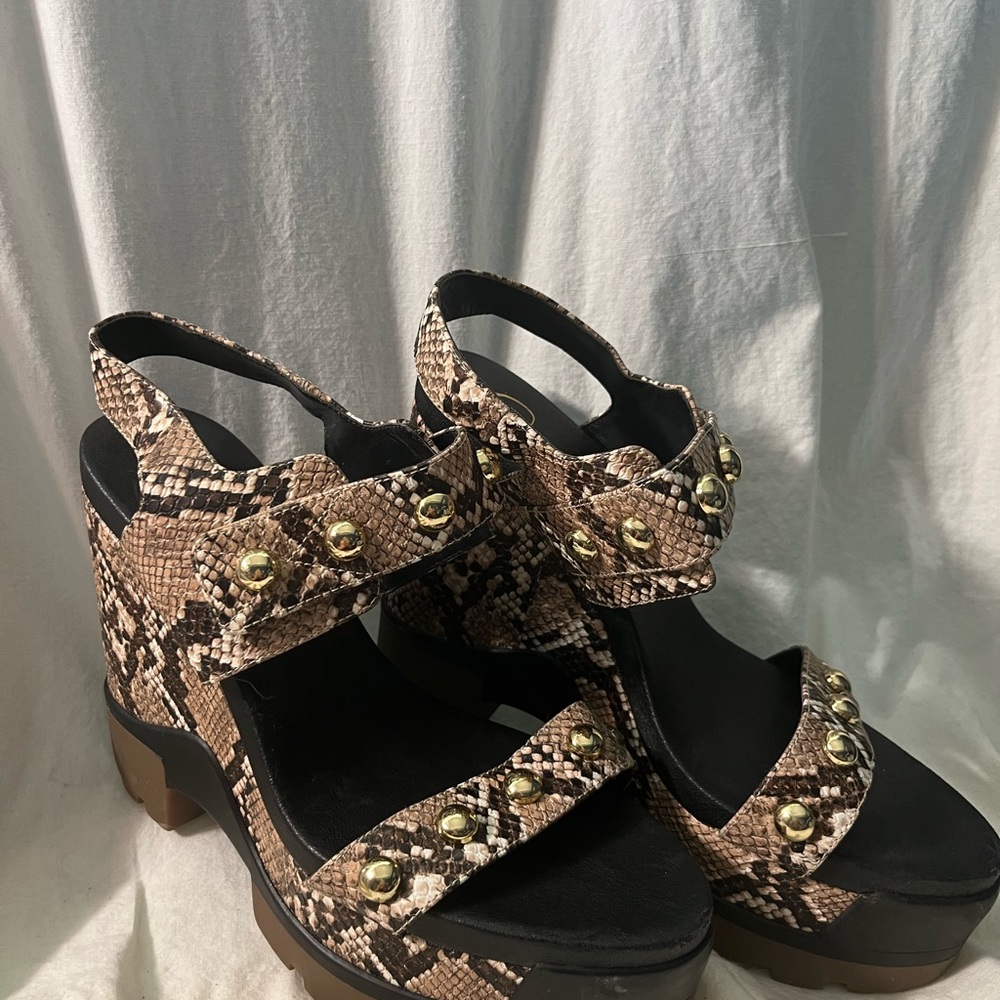 Jessica Simpson Snakeskin Wedges with Gold Studs Women’s size 8.5